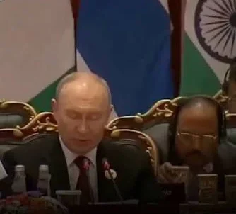 در جریان سخنرانی ولادیمیر پوتین در نشست بریکس، ویدئوی وایرال شده از اجیت دووال بحثهایی را در رابطه با آداب دیپلماتیک و پروتکلها برانگیخته است