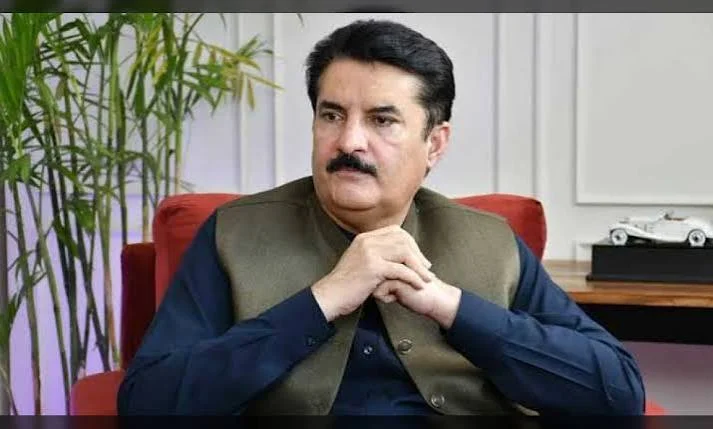 گورنر خیبر پختونخوا، فیصل کریم کندی با انتقاد شدید از راهپیمایی طولانی (لانگ مارچ) پی‌تی‌آی، رهایی بنیان‌گذار آن و حکومتداری ولایتی، حکومت سرپرست (گورنر راج) را آخرین گزینه خوانده است
