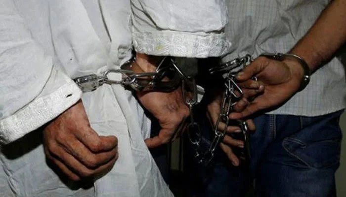 در حافظ‌آباد، دو پسر و مادرشان به اتهام قتل پدر و دوستش بر سر جنجال زمین دستگیر شدند و تحقیقات پولیس جریان دارد.