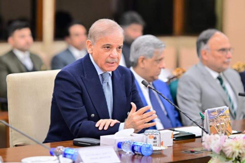 شهباز شریف از اعمال وضعیت اضطراری (ایمرجنسی) در خیبر پختونخوا دفاع کرده و تحریک انصاف (PTI) را متهم ساخت که برای وقوع رویدادی مشابه حادثه ۹ مئی (مه) آمادگی میگرفت. نخستوزیر همچنان وعده سپرد که پروژههای انکشافی در این ولایت اجرا خواهد شد