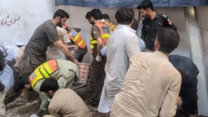پشاور: در منطقه دیر کالونی پشاور، در نتیجه فروریختن سقف یک مکتب خصوصی، ۲۹ کودک و یک معلم زن جان باختند و بیش از ۴۰ تن دیگر زخمی شدند. عملیات امدادرسانی برای یافتن افراد زیر آوارمانده همچنان جریان دارد
