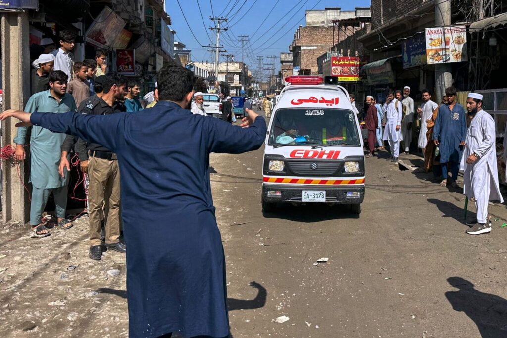 درباره حادثه فروریختن مکتب در پیشاور، مالک مکتب، خان محمد، بارندگی‌ها را دلیل اصلی این رخداد عنوان کرده است؛ در همین حال، وزارت معارف (آموزش و پرورش) برای بررسی وضعیت این عمارت و علل وقوع این حادثه، یک کمیته تحقیقی تشکیل داده است.