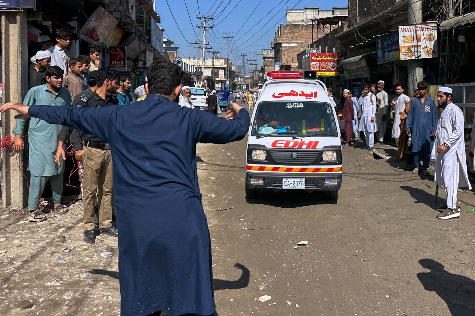 درباره حادثه فروریختن مکتب در پیشاور، مالک مکتب، خان محمد، بارندگی‌ها را دلیل اصلی این رخداد عنوان کرده است؛ در همین حال، وزارت معارف (آموزش و پرورش) برای بررسی وضعیت این عمارت و علل وقوع این حادثه، یک کمیته تحقیقی تشکیل داده است.