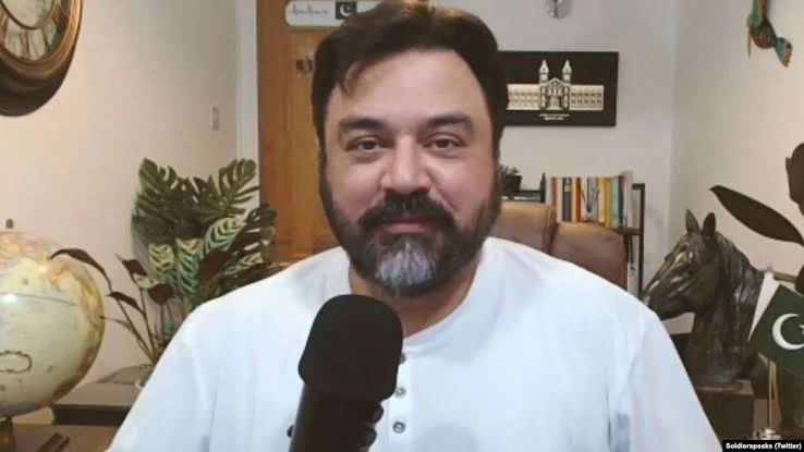 پس از بریفنگ در کینگ کلژ لندن، عادل راجا متهم به نقض «قاعده چتم هاوس» شد. محافل علمی خواستار اقدام انضباطی فوری این نهاد در برابر او شده‌اند