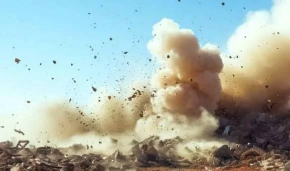 در اثر انفجار یک ماین کنار جاده‌ای (IED) در یک پوسته‌ پولیس طالبان در شهر هرات افغانستان، سه نیروی پولیس زخمی شدند. یک نیروی امنیتی به اتهام دست داشتن در این رویداد بازداشت شده است