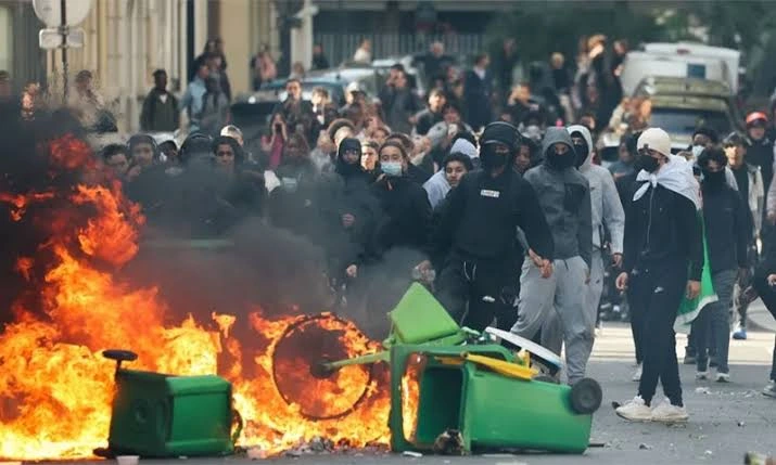 اعتراض محصلین البانیا به مسائل مربوط به تعلیم، اشتغال و کمکهای مالی؛ درگیریها با پولیس در تیرانا و پیشنهاد مذاکره از سوی ادی راما، نخستوزیر