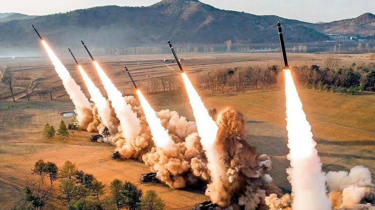 کوریای شمالی تقریباً ۱۰ میزایل بالستیک شلیک کرد. کوریای جنوبی و ایالات متحده در حال تحلیل و بررسی حدود این میزایل‌ها هستند، در حالی که جاپان نیز واکنش نشان داده است.