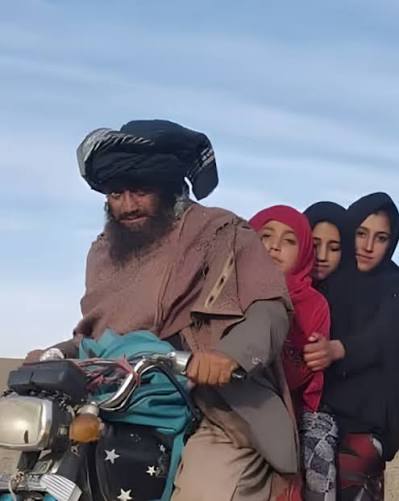 داستان میا خان، کارگر روزمزد و دهقان بی‌سواد از ولسوالی شرن ولایت پکتیکای افغانستان، روایتی از فداکاری بی‌مرز برای آموزش فرزندان است که بازتاب گسترده‌ای در رسانه‌ها و شبکه‌های اجتماعی داشته است