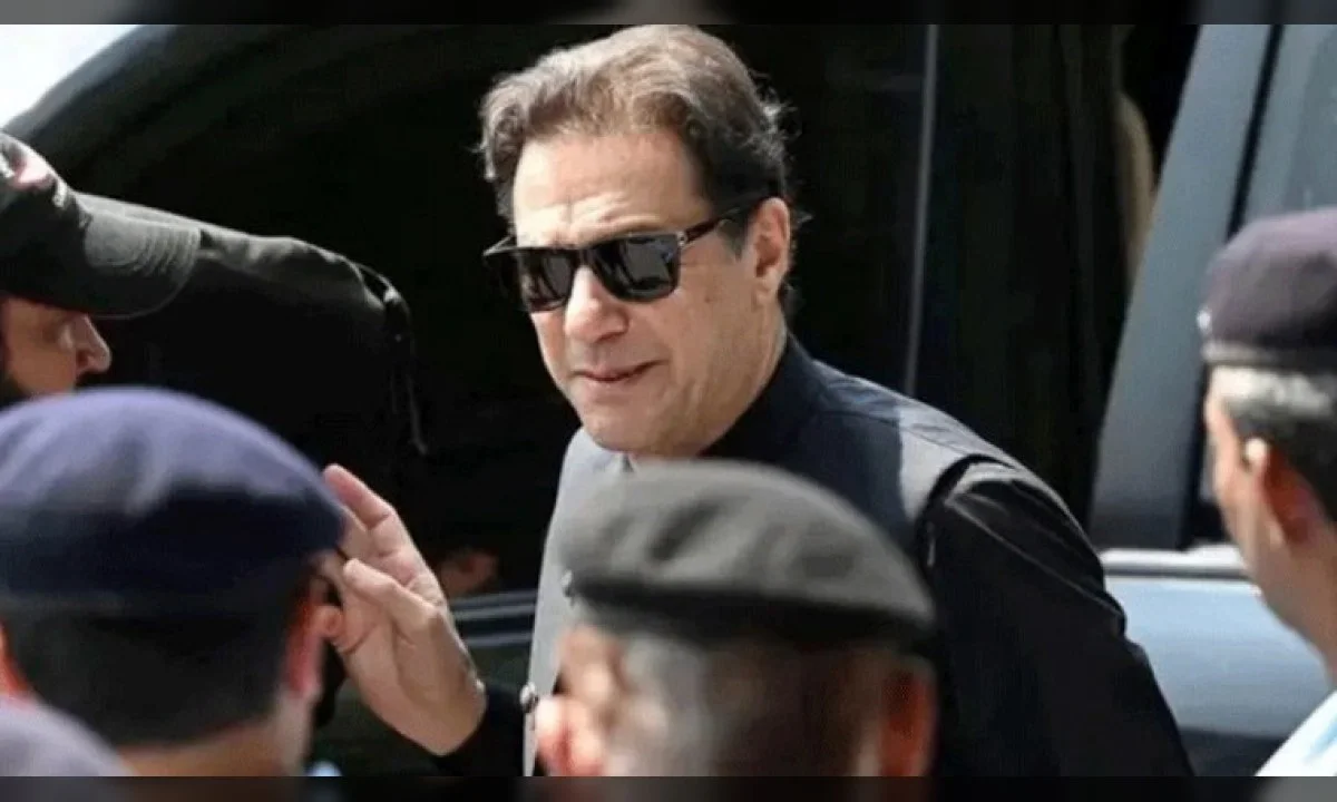 در قضیهٔ حمله بر مجتمع قضایی، دادگاه دستور سپردن/احضار عمران خان را صادر کرد و ۴ تن از رهبران پی‌تی‌آی را مجرم فراری اعلام نمود