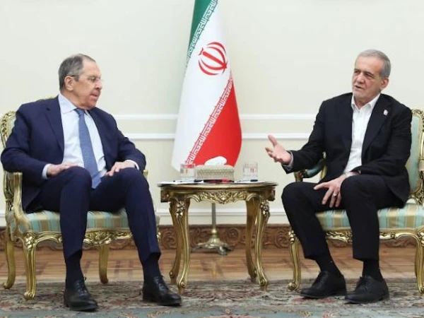 سرگئی لاوروف، وزیر خارجه روسیه وارد تهران شد. در دیدارهای وی با رئیسجمهور و وزیر خارجه ایران پیرامون پایان جنگ، تنشهای منطقهای و روابط دوجانبه گفتگو خواهد شد.